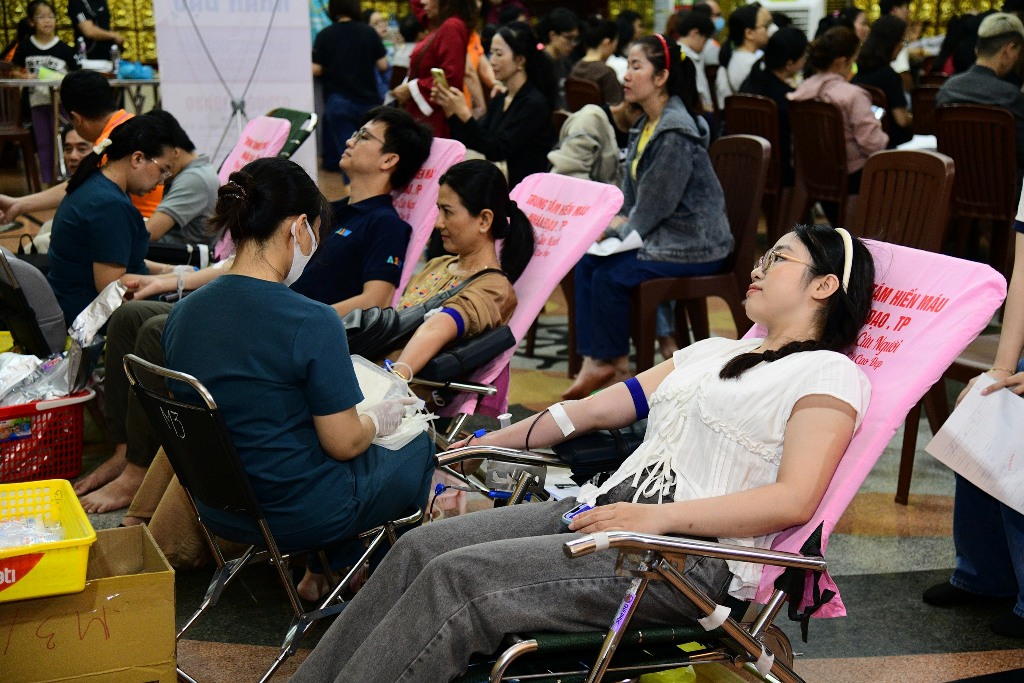 SÁNG THỨ BẢY ĐONG ĐẦY NGHĨA TÌNH VỚI 175 NGƯỜI ĐĂNG KÝ HIẾN MÁU TẠI CHÙA GIÁC NGỘ