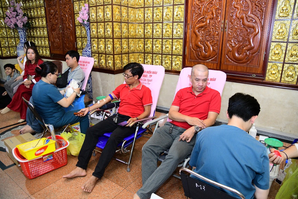 SÁNG THỨ BẢY ĐONG ĐẦY NGHĨA TÌNH VỚI 175 NGƯỜI ĐĂNG KÝ HIẾN MÁU TẠI CHÙA GIÁC NGỘ