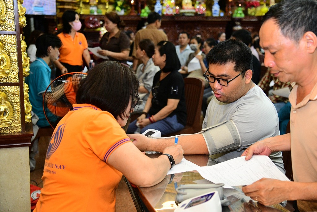 SÁNG THỨ BẢY ĐONG ĐẦY NGHĨA TÌNH VỚI 175 NGƯỜI ĐĂNG KÝ HIẾN MÁU TẠI CHÙA GIÁC NGỘ