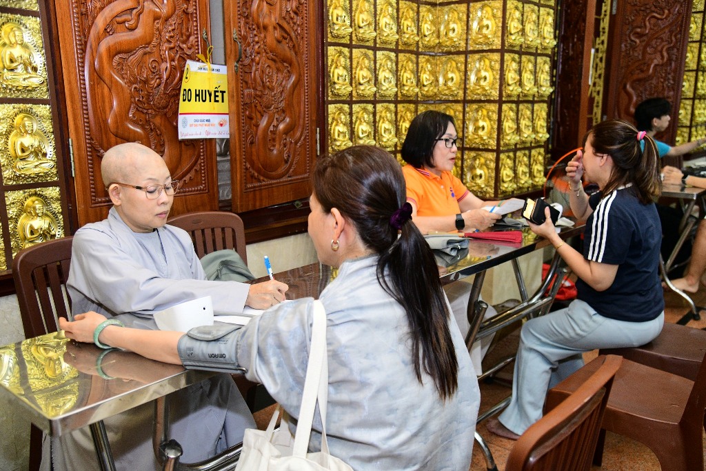 SÁNG THỨ BẢY ĐONG ĐẦY NGHĨA TÌNH VỚI 175 NGƯỜI ĐĂNG KÝ HIẾN MÁU TẠI CHÙA GIÁC NGỘ