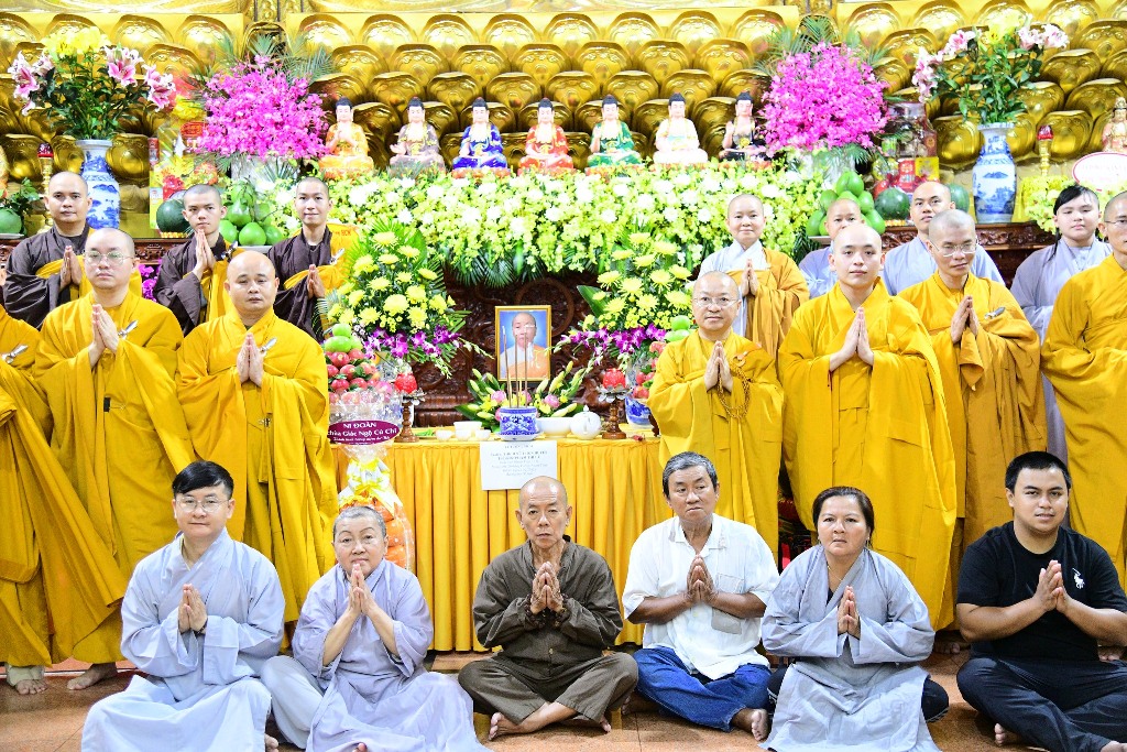 TRANG NGHIÊM LỄ TƯỞNG NIỆM THÂN MẪU THƯỢNG TỌA THÍCH NHẬT TỪ TẠI CHÙA GIÁC NGỘ