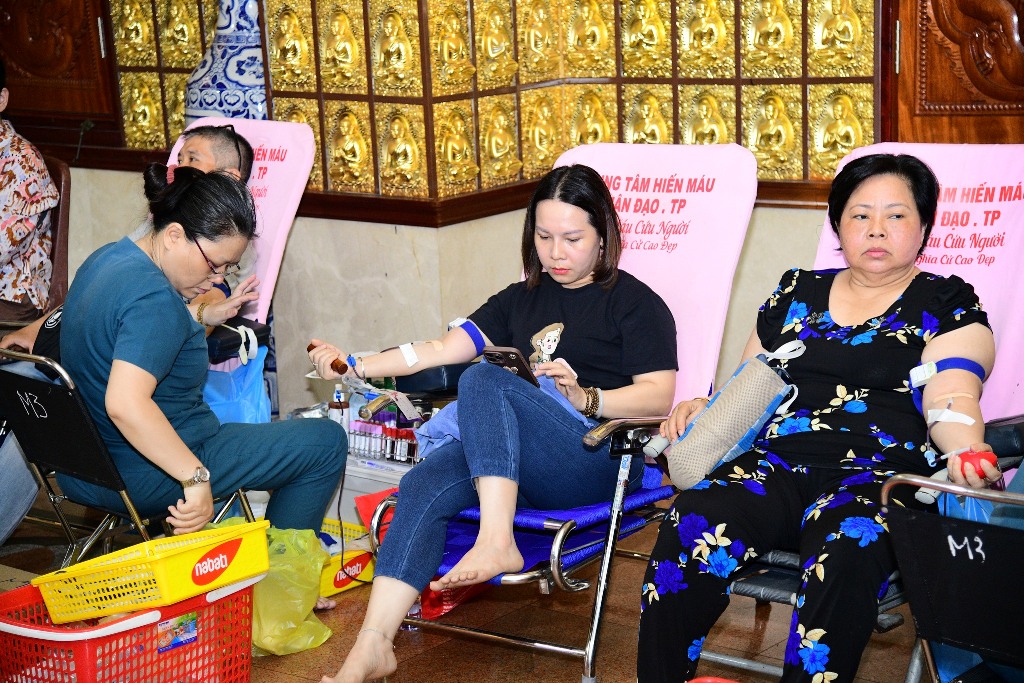 SÁNG THỨ BẢY ĐONG ĐẦY NGHĨA TÌNH VỚI 175 NGƯỜI ĐĂNG KÝ HIẾN MÁU TẠI CHÙA GIÁC NGỘ
