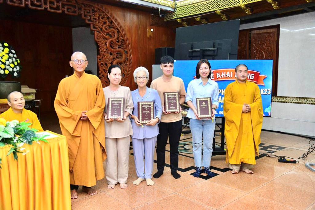 LỄ KHAI GIẢNG LỚP PHẬT PHÁP CĂN BẢN & NÂNG CAO HOÀN MÃN, QÚY PHẬT TỬ MANG NIỀM HOAN HỶ TRỌN VẸN VỀ NHÀ