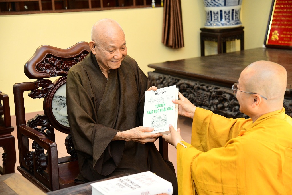 Dâng “Từ điển Luật học Phật giáo” đến Trưởng lão Hòa thượng Thích Minh Thông