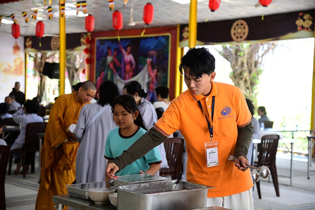 BỮA CƠM CHÁNH NIỆM ĐẦU TIÊN TRONG KHÓA TU PHƯƠNG TRỜI THONG DONG LẦN 9