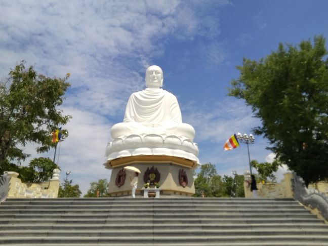 Vào chùa Long Sơn thắp nén hương tưởng niệm Thánh Tử Đạo