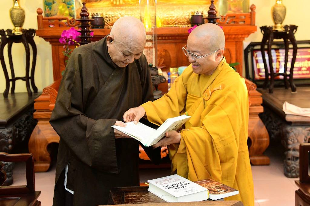 Dâng “Từ điển Luật học Phật giáo” đến Trưởng lão Hòa thượng Thích Minh Thông