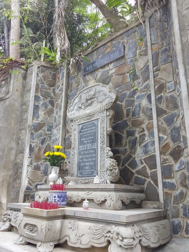 Vào chùa Long Sơn thắp nén hương tưởng niệm Thánh Tử Đạo