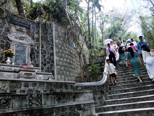 Vào chùa Long Sơn thắp nén hương tưởng niệm Thánh Tử Đạo