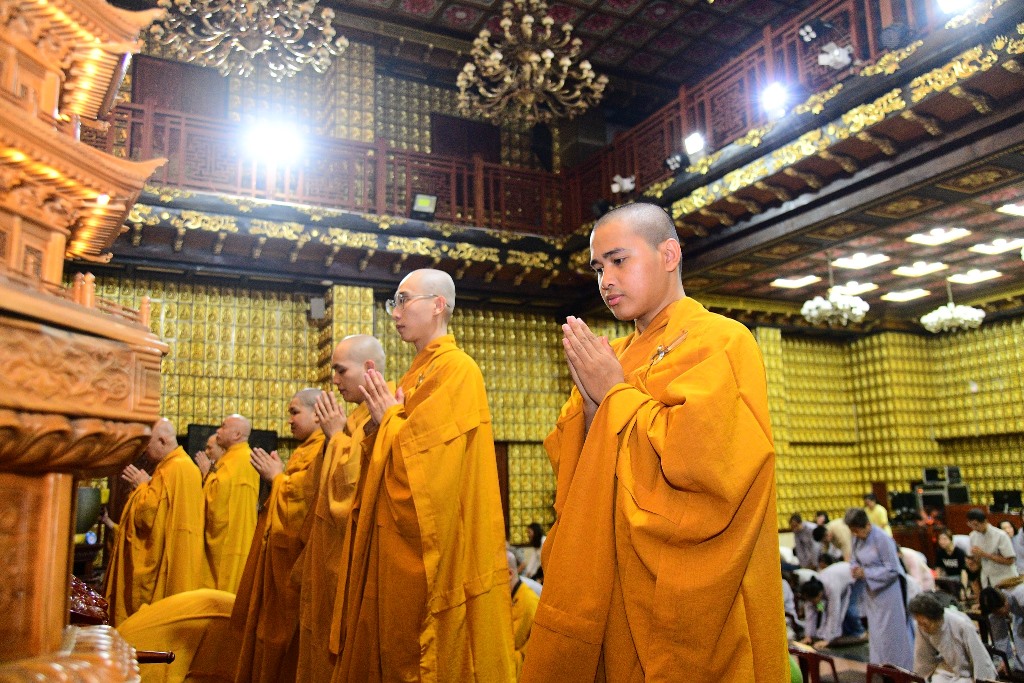 LÀM MỚI THÂN TÂM ĐÓN MỪNG PHẬT ĐẢN