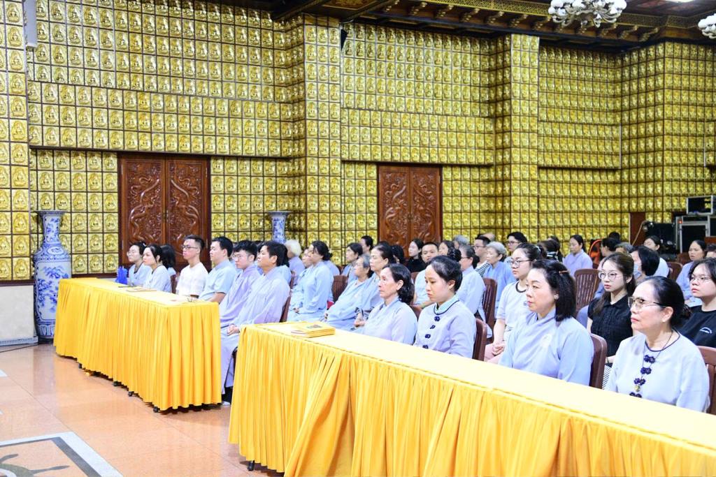 TRỞ VỀ VỚI HƠI THỞ: THẦY NHẬT TỪ HƯỚNG DẪN CỐT LÕI HÀNH THIỀN