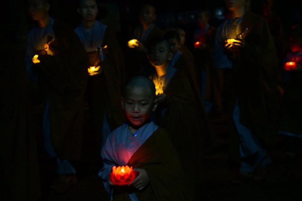 ÁNH SÁNG ĐÊM HOA ĐĂNG – NGUYỆN CẦU THẾ GIỚI HÒA BÌNH, CHIẾN TRANH CHẤM DỨT, HIẾU HẠNH LAN TỎA