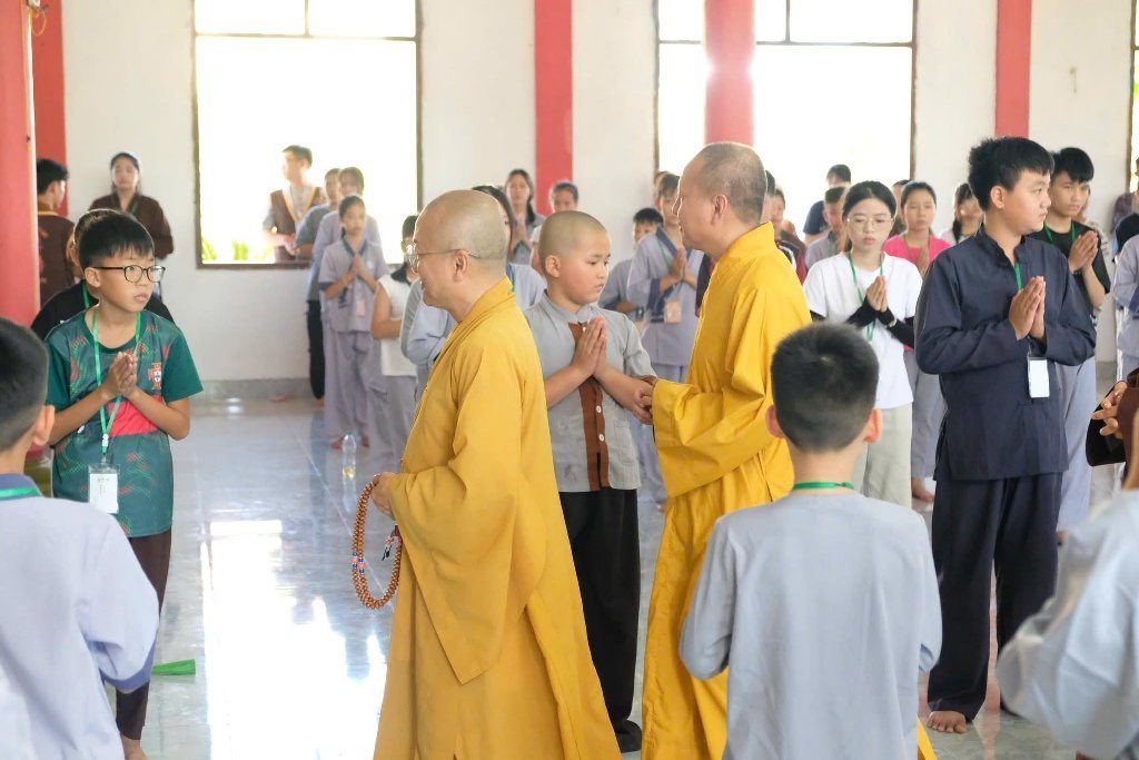 TT. THÍCH NHẬT TỪ CHIA SẺ ĐỀ TÀI “THẮP SÁNG NIỀM TIN” ĐẾN 300 TU SINH TẠI CHÙA HỮU LẠC (HÀ TĨNH)