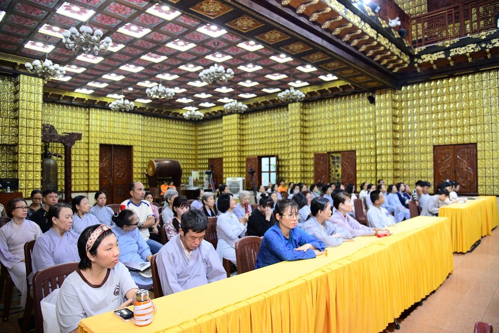 LỄ RA MẮT SÁCH “CUỘC ĐỜI ĐỨC PHẬT THÍCH CA MÂU NI QUA TEM BƯU CHÍNH VÀ BƯU ẢNH” TRONG MÙA PHẬT ĐẢN THIÊNG LIÊNG 