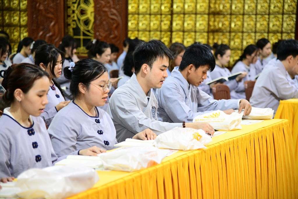 HƯỚNG VỀ TAM BẢO MÙA PHẬT ĐẢN: GẦN 200 PHẬT TỬ PHÁT TÂM QUY Y TẠI CHÙA GIÁC NGỘ