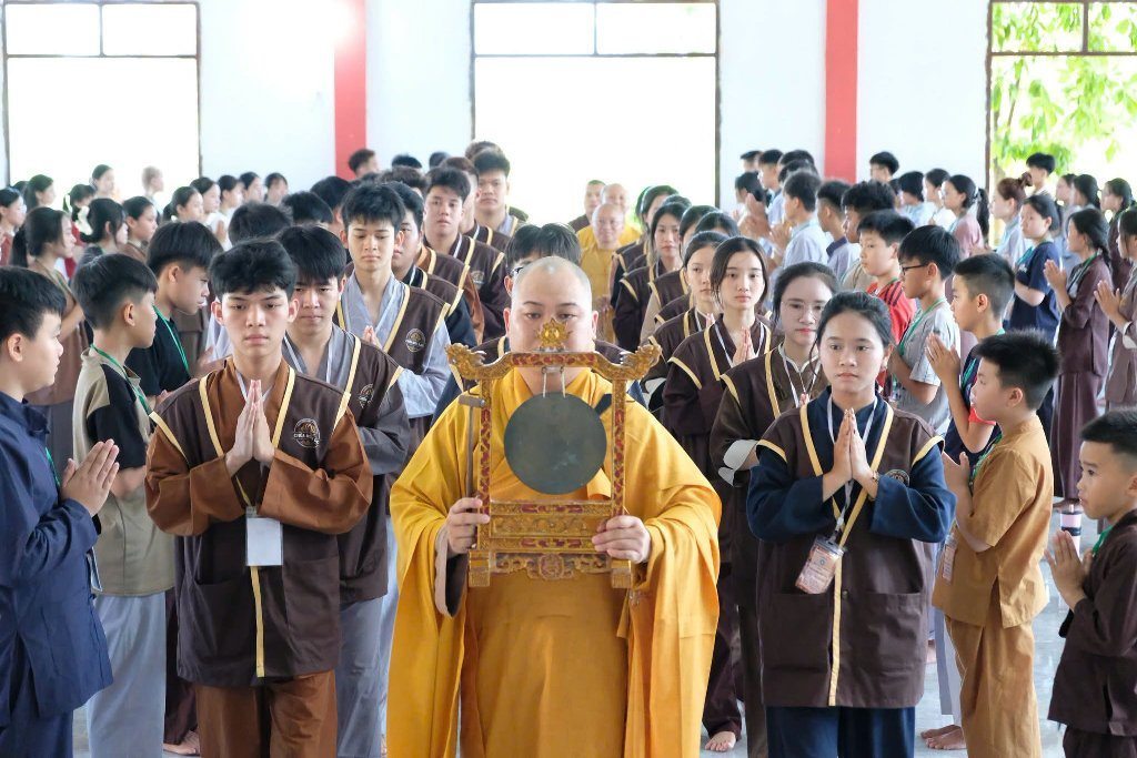 TT. THÍCH NHẬT TỪ CHIA SẺ ĐỀ TÀI “THẮP SÁNG NIỀM TIN” ĐẾN 300 TU SINH TẠI CHÙA HỮU LẠC (HÀ TĨNH)