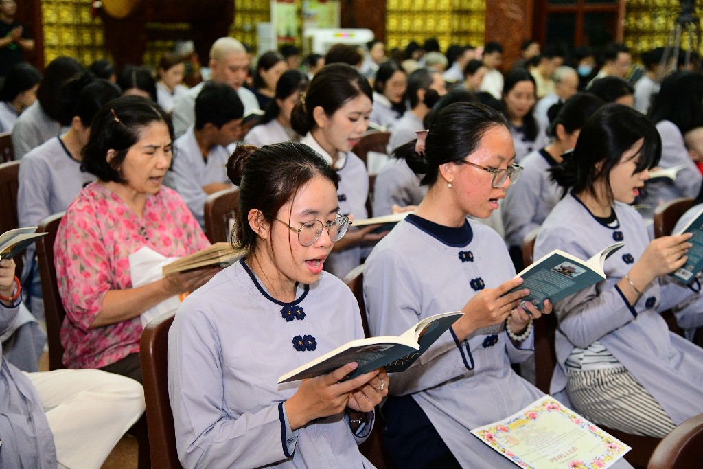 HƯỚNG VỀ TAM BẢO MÙA PHẬT ĐẢN: GẦN 200 PHẬT TỬ PHÁT TÂM QUY Y TẠI CHÙA GIÁC NGỘ