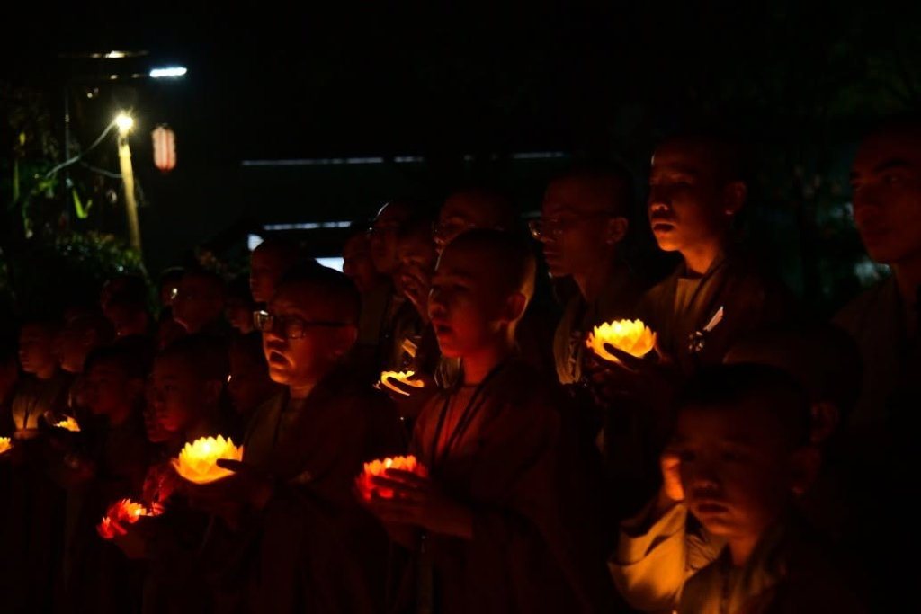 ÁNH SÁNG ĐÊM HOA ĐĂNG – NGUYỆN CẦU THẾ GIỚI HÒA BÌNH, CHIẾN TRANH CHẤM DỨT, HIẾU HẠNH LAN TỎA