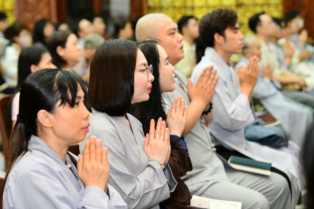 HƯỚNG VỀ TAM BẢO MÙA PHẬT ĐẢN: GẦN 200 PHẬT TỬ PHÁT TÂM QUY Y TẠI CHÙA GIÁC NGỘ