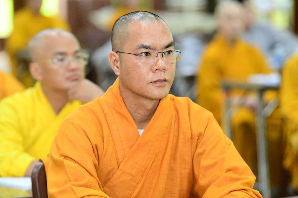LẠY PHẬT – HẠ NGÃ MẠN: CON ĐƯỜNG TRỞ VỀ VỚI SỰ KHIÊM CUNG VÀ TỈNH THỨC