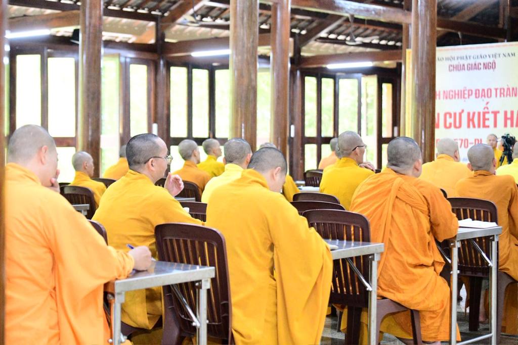 LẠY PHẬT – HẠ NGÃ MẠN: CON ĐƯỜNG TRỞ VỀ VỚI SỰ KHIÊM CUNG VÀ TỈNH THỨC
