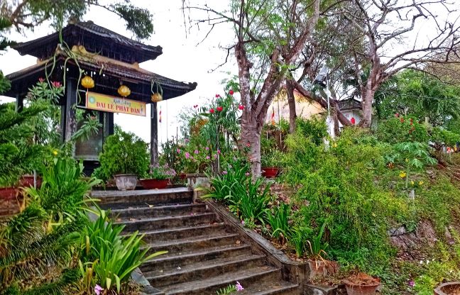 Lên Đồi Cao Sáng Ngày Mưa