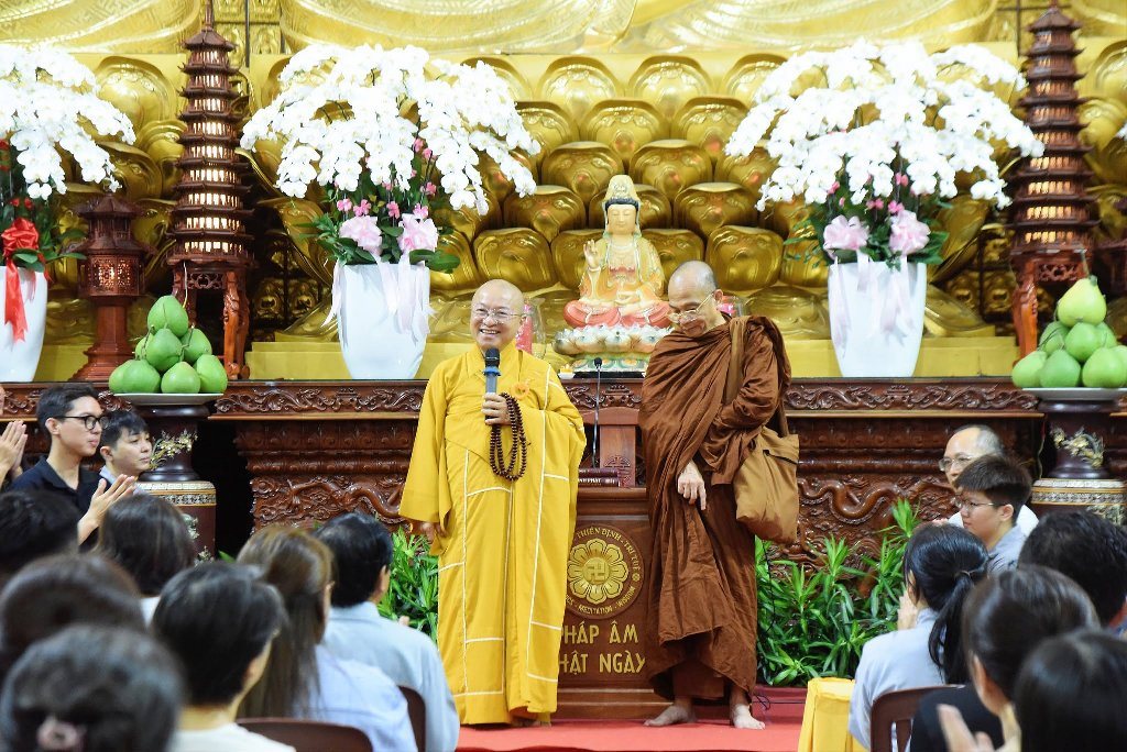 SƯ GIÁC NGUYÊN PHÁ VỠ LẦM TƯỞNG VỀ "NGHIỆP" TRƯỚC HƠN 600 HÀNH GIẢ