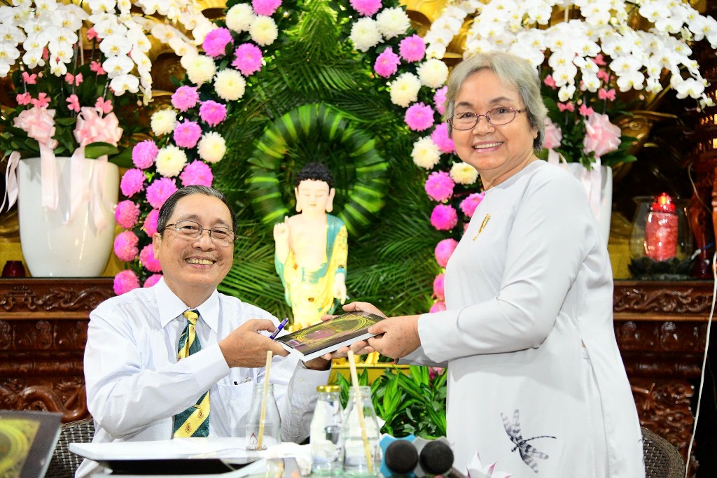 LỄ RA MẮT SÁCH “CUỘC ĐỜI ĐỨC PHẬT THÍCH CA MÂU NI QUA TEM BƯU CHÍNH VÀ BƯU ẢNH” TRONG MÙA PHẬT ĐẢN THIÊNG LIÊNG 