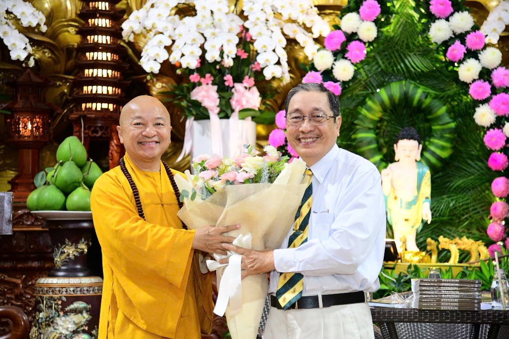 LỄ RA MẮT SÁCH “CUỘC ĐỜI ĐỨC PHẬT THÍCH CA MÂU NI QUA TEM BƯU CHÍNH VÀ BƯU ẢNH” TRONG MÙA PHẬT ĐẢN THIÊNG LIÊNG 
