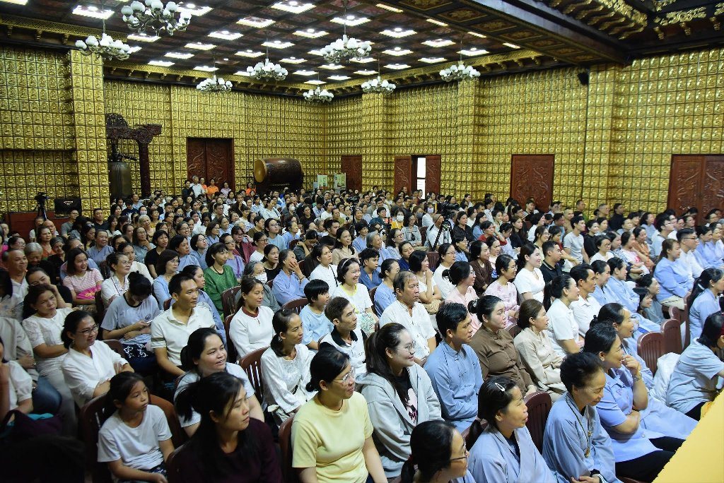 SƯ GIÁC NGUYÊN PHÁ VỠ LẦM TƯỞNG VỀ "NGHIỆP" TRƯỚC HƠN 600 HÀNH GIẢ
