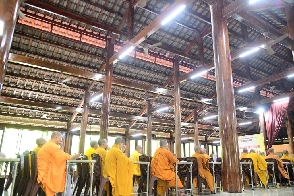LẠY PHẬT – HẠ NGÃ MẠN: CON ĐƯỜNG TRỞ VỀ VỚI SỰ KHIÊM CUNG VÀ TỈNH THỨC