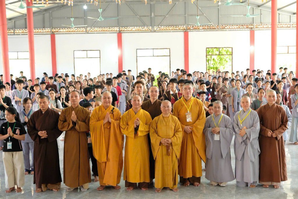 TT. THÍCH NHẬT TỪ CHIA SẺ ĐỀ TÀI “THẮP SÁNG NIỀM TIN” ĐẾN 300 TU SINH TẠI CHÙA HỮU LẠC (HÀ TĨNH)