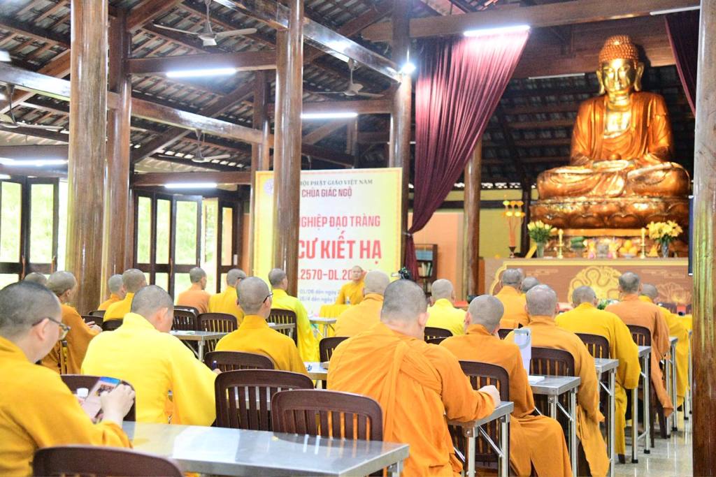 LẠY PHẬT – HẠ NGÃ MẠN: CON ĐƯỜNG TRỞ VỀ VỚI SỰ KHIÊM CUNG VÀ TỈNH THỨC