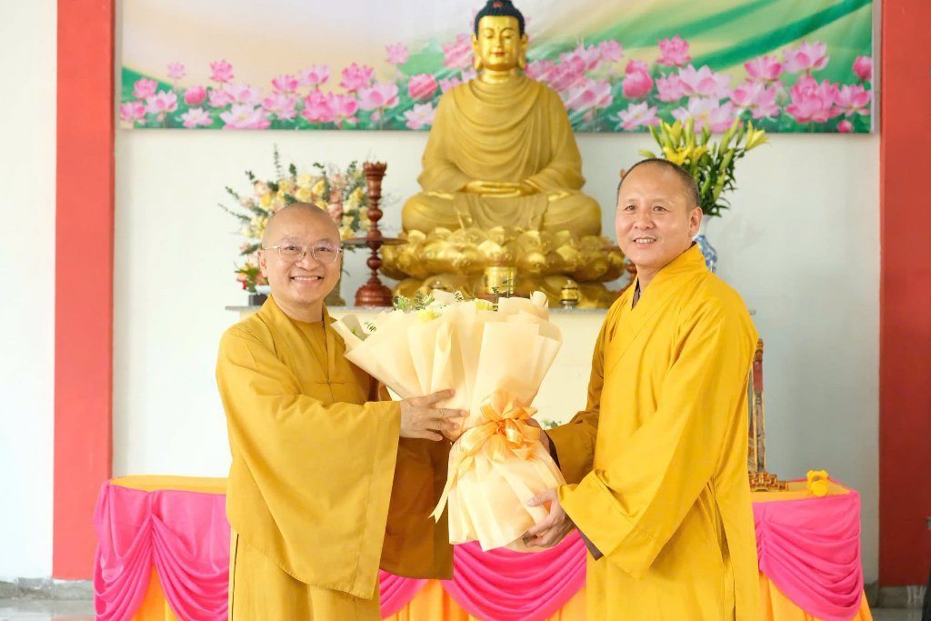 TT. THÍCH NHẬT TỪ CHIA SẺ ĐỀ TÀI “THẮP SÁNG NIỀM TIN” ĐẾN 300 TU SINH TẠI CHÙA HỮU LẠC (HÀ TĨNH)