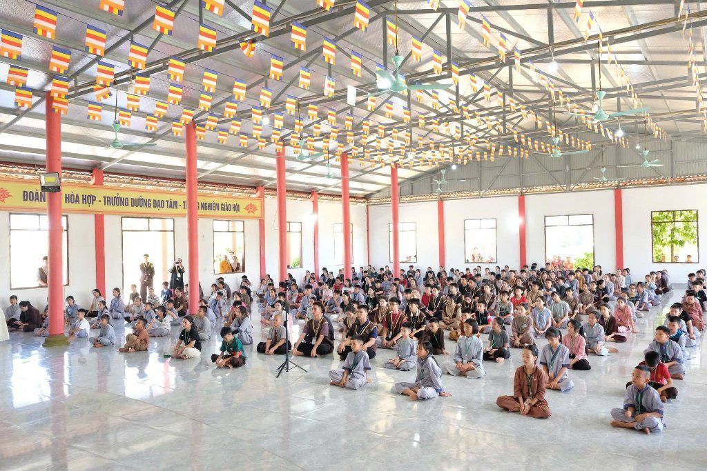 TT. THÍCH NHẬT TỪ CHIA SẺ ĐỀ TÀI “THẮP SÁNG NIỀM TIN” ĐẾN 300 TU SINH TẠI CHÙA HỮU LẠC (HÀ TĨNH)