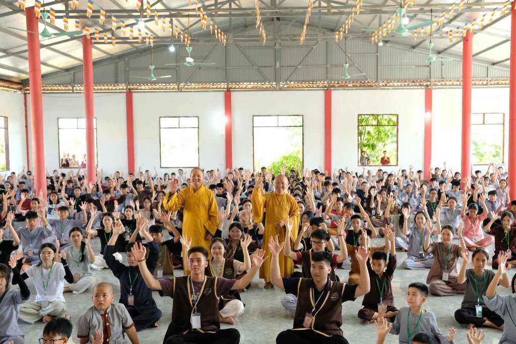 TT. THÍCH NHẬT TỪ CHIA SẺ ĐỀ TÀI “THẮP SÁNG NIỀM TIN” ĐẾN 300 TU SINH TẠI CHÙA HỮU LẠC (HÀ TĨNH)