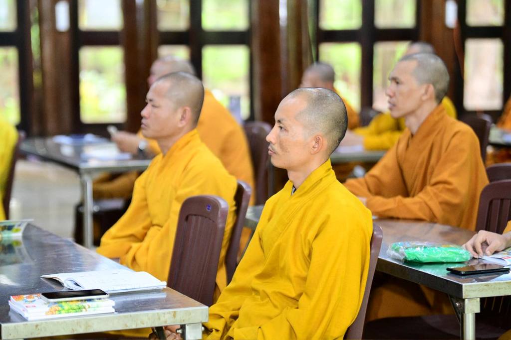 LẠY PHẬT – HẠ NGÃ MẠN: CON ĐƯỜNG TRỞ VỀ VỚI SỰ KHIÊM CUNG VÀ TỈNH THỨC