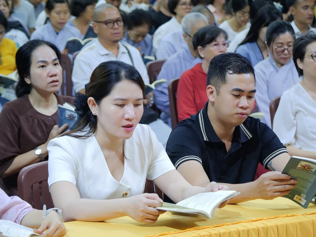 SƯ GIÁC NGUYÊN PHÁ VỠ LẦM TƯỞNG VỀ "NGHIỆP" TRƯỚC HƠN 600 HÀNH GIẢ