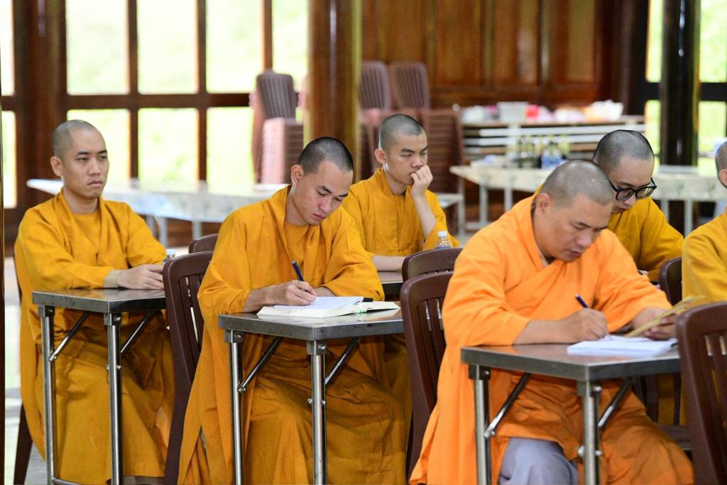 LẠY PHẬT – HẠ NGÃ MẠN: CON ĐƯỜNG TRỞ VỀ VỚI SỰ KHIÊM CUNG VÀ TỈNH THỨC