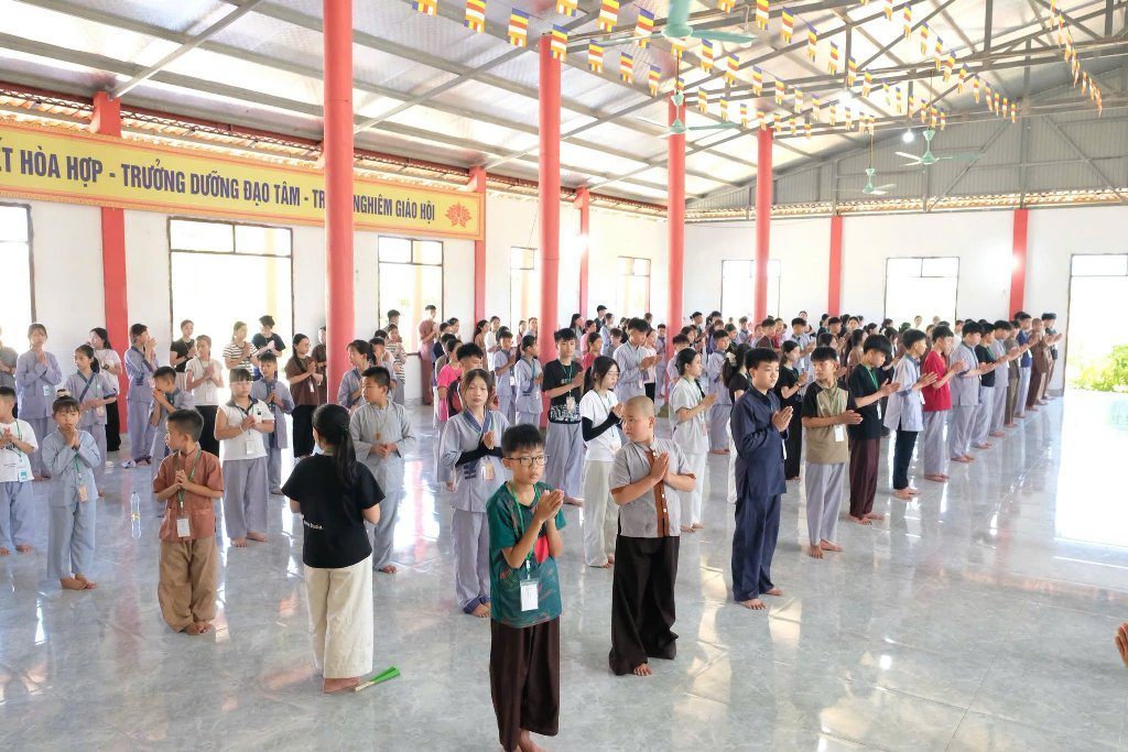 TT. THÍCH NHẬT TỪ CHIA SẺ ĐỀ TÀI “THẮP SÁNG NIỀM TIN” ĐẾN 300 TU SINH TẠI CHÙA HỮU LẠC (HÀ TĨNH)