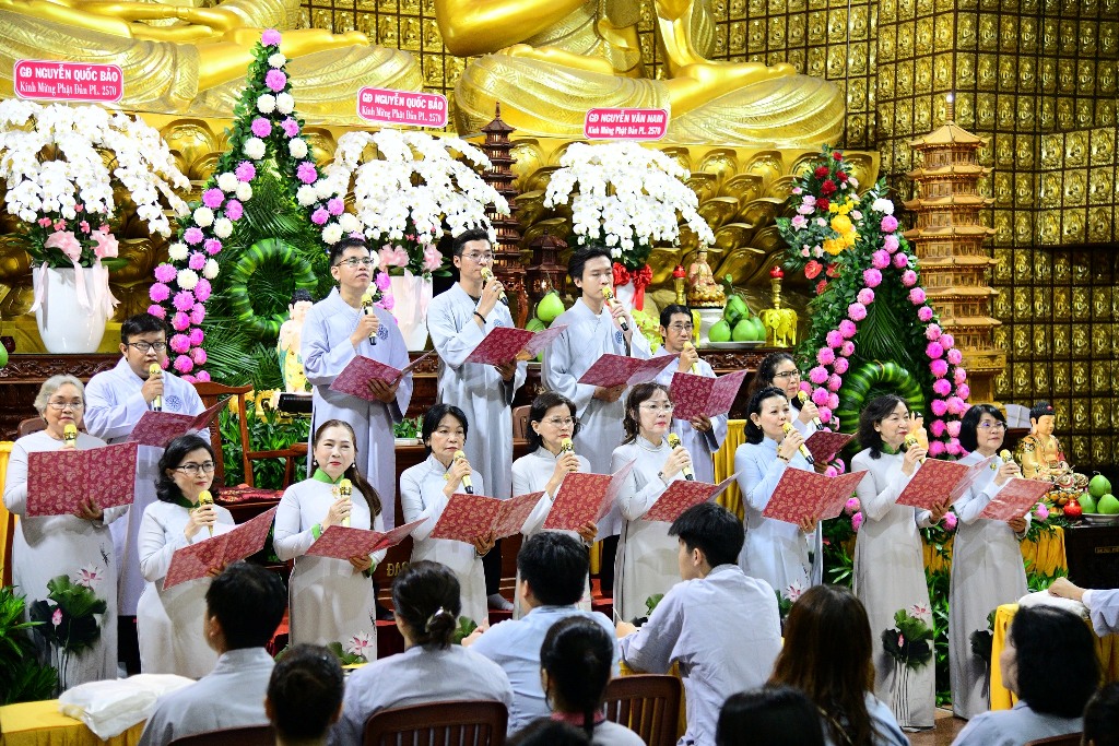 HƯỚNG VỀ TAM BẢO MÙA PHẬT ĐẢN: GẦN 200 PHẬT TỬ PHÁT TÂM QUY Y TẠI CHÙA GIÁC NGỘ