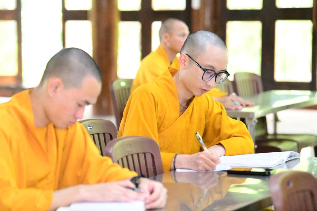 LẠY PHẬT – HẠ NGÃ MẠN: CON ĐƯỜNG TRỞ VỀ VỚI SỰ KHIÊM CUNG VÀ TỈNH THỨC