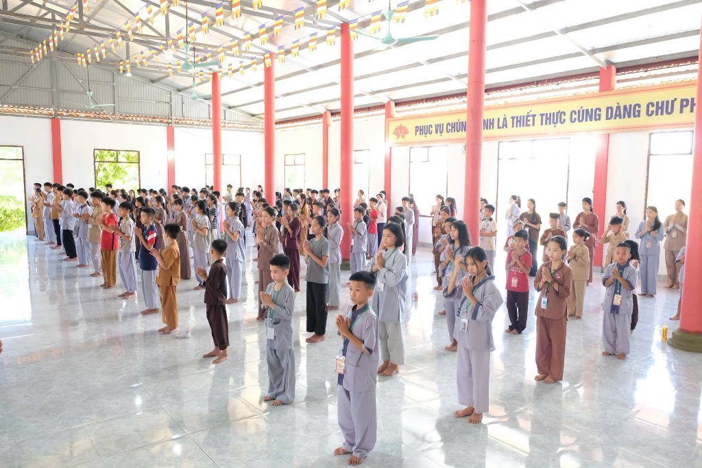 TT. THÍCH NHẬT TỪ CHIA SẺ ĐỀ TÀI “THẮP SÁNG NIỀM TIN” ĐẾN 300 TU SINH TẠI CHÙA HỮU LẠC (HÀ TĨNH)