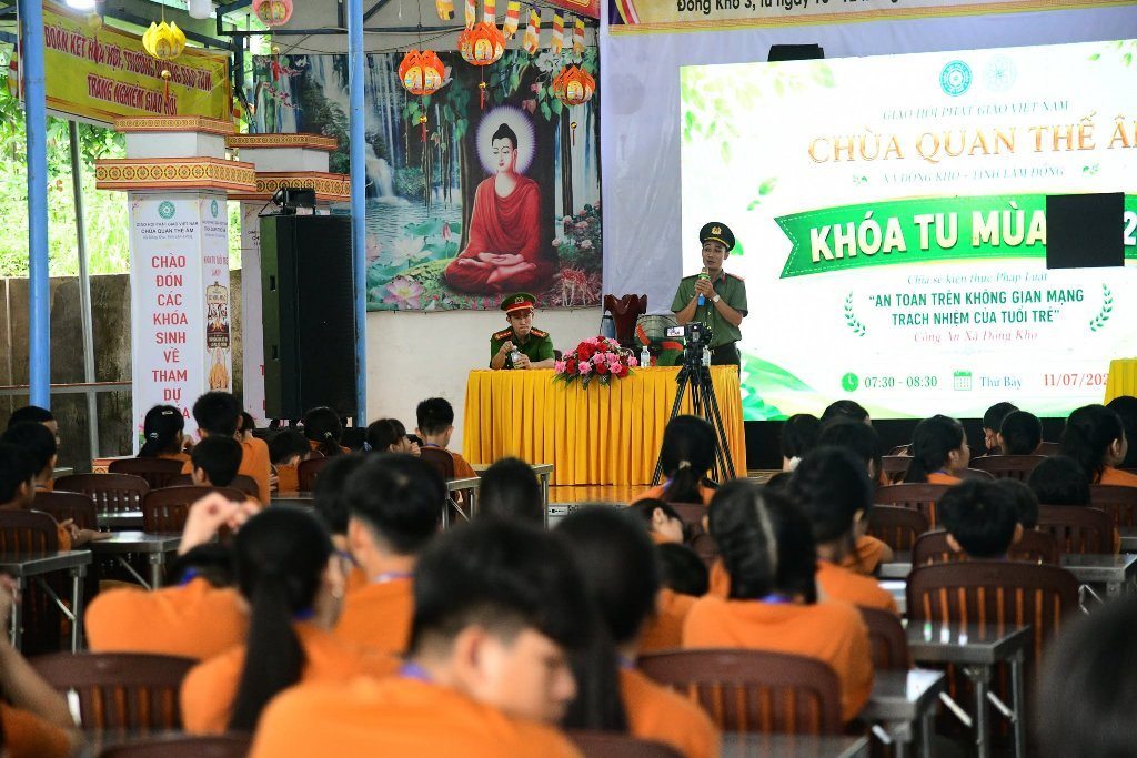 Công an xã Đồng Kho chia sẻ kiến thức pháp luật bổ ích cho gần 200 khóa sinh tại Chùa Quan Thế Âm
