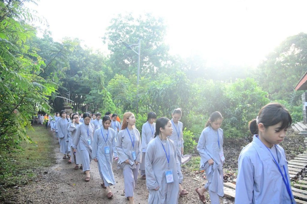 THIỀN HÀNH BUỔI SÁNG – NHỮNG BƯỚC CHÂN AN LẠC CỦA CÁC “CHÚ TIỂU” NƠI CỬA PHẬT