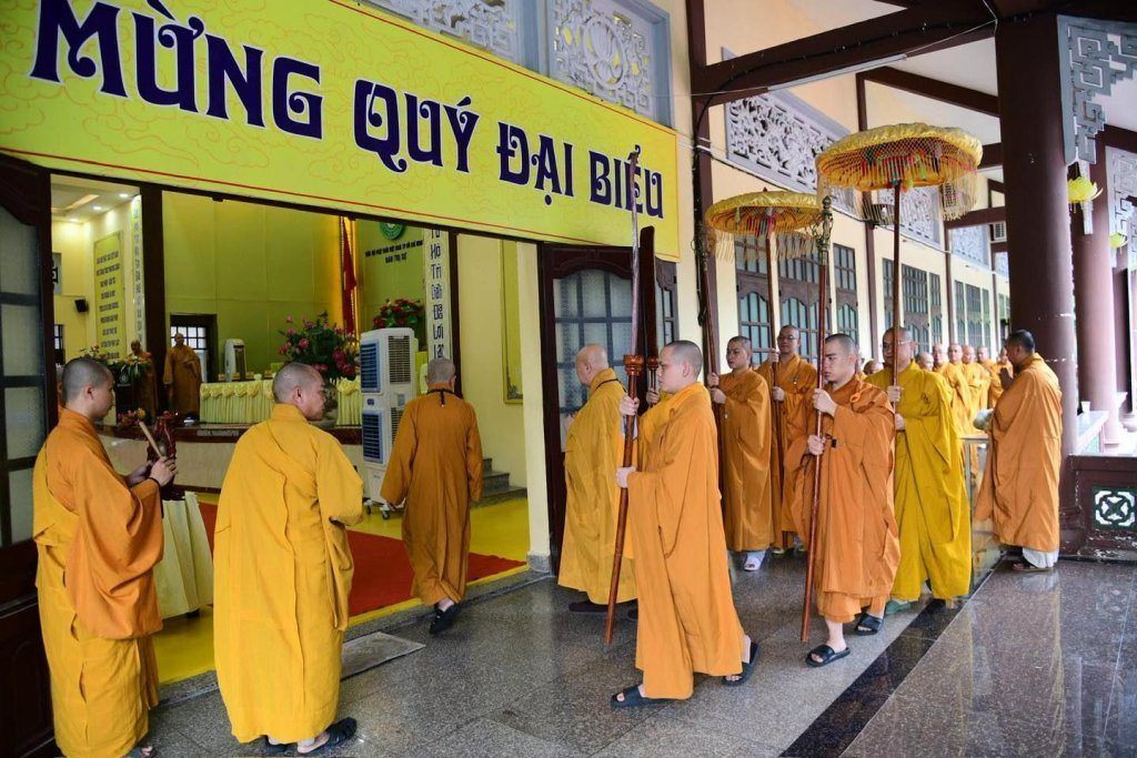 BAN THƯỜNG TRỰC BAN TRỊ SỰ GHPGVN TP. HCM THĂM, SÁCH TẤN CÁC HẠ TRƯỜNG KHU VỰC 2 (BÌNH DƯƠNG CŨ) TẠI TỔ ĐÌNH CHÙA HỘI KHÁNH
