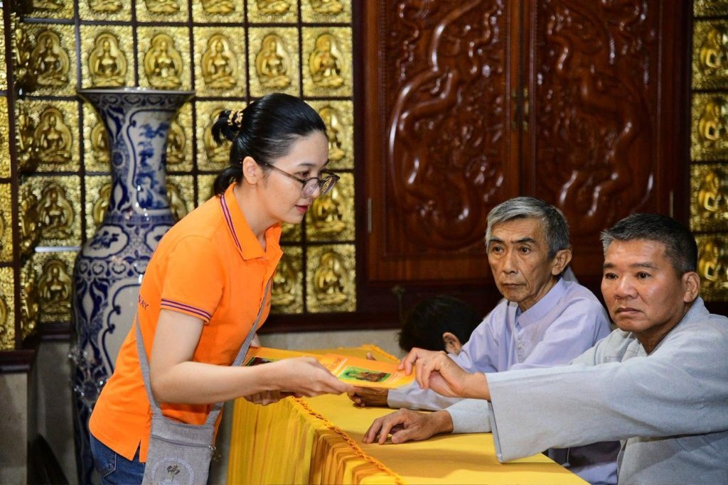 NHỮNG ĐÓA HOA CÔNG ĐỨC DÂNG MÙA PHẬT ĐẢN