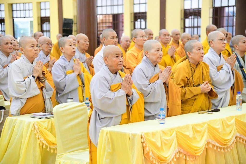 BAN THƯỜNG TRỰC BAN TRỊ SỰ GHPGVN TP. HCM THĂM, SÁCH TẤN CÁC HẠ TRƯỜNG KHU VỰC 2 (BÌNH DƯƠNG CŨ) TẠI TỔ ĐÌNH CHÙA HỘI KHÁNH
