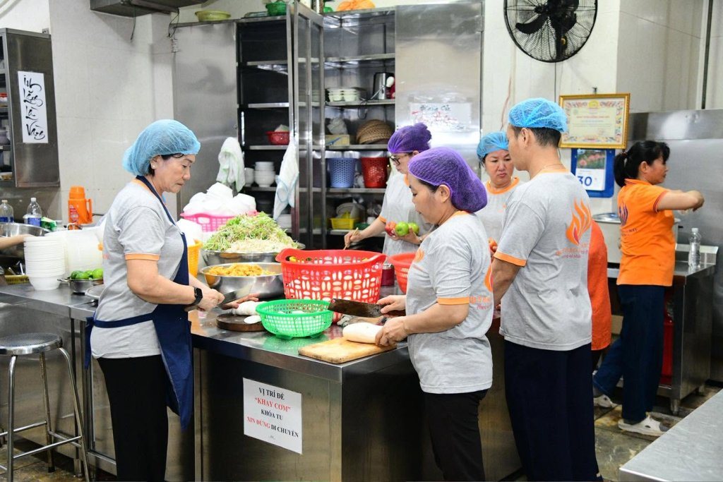 NHỮNG ĐÓA HOA CÔNG ĐỨC DÂNG MÙA PHẬT ĐẢN