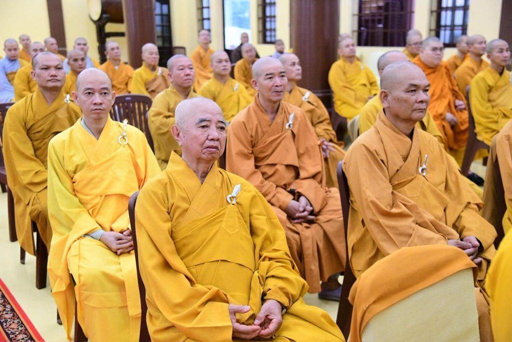 BAN THƯỜNG TRỰC BAN TRỊ SỰ GHPGVN TP. HCM THĂM, SÁCH TẤN CÁC HẠ TRƯỜNG KHU VỰC 2 (BÌNH DƯƠNG CŨ) TẠI TỔ ĐÌNH CHÙA HỘI KHÁNH